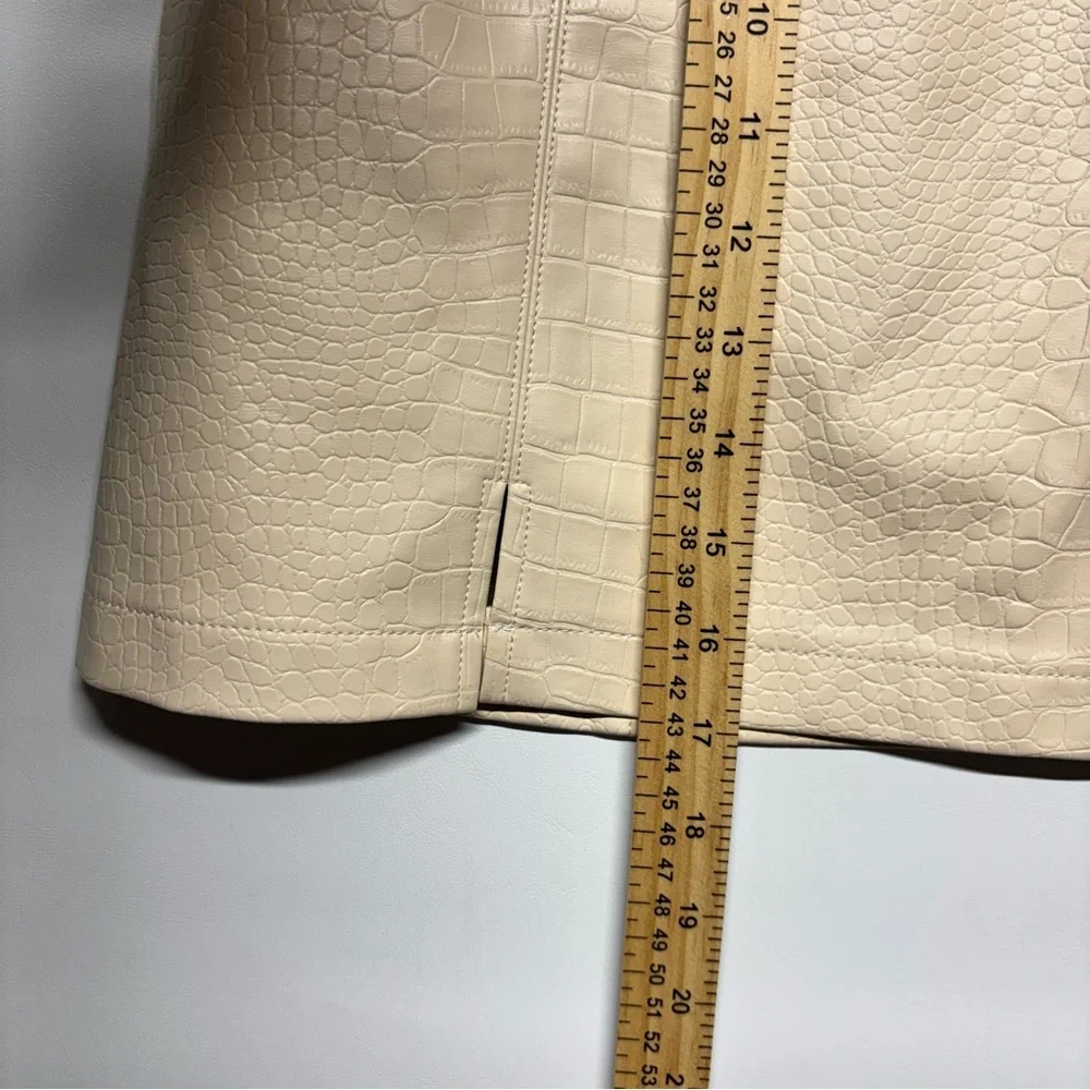 ✨Francesca's Collections Cream Mini Skirt Size M